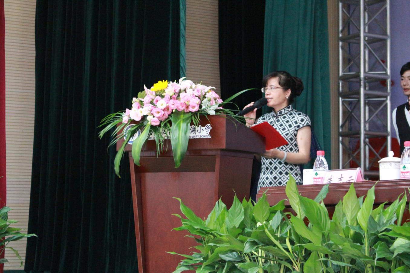 长沙市岳麓区人民政府主任督学李晓丽致辞并预祝活动取得圆满成果,希望孩子们能尽情享受比赛过程,感受体育舞蹈的魅力。